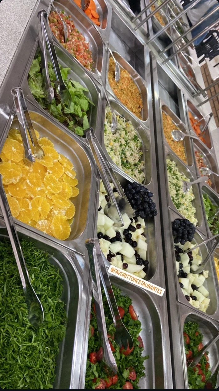 Buffet de saladas e frutas do Favoritto